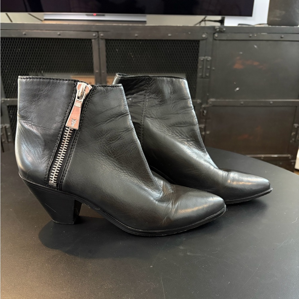 FRYE AND CO. Black Leather Ankle Booties